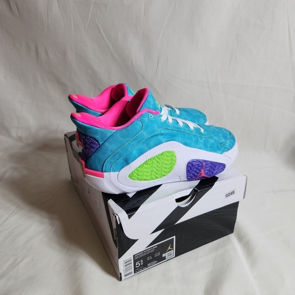 Jordan Kids Sneakers 5.5Y Hyper Jade/Green Strike-white New With Box - Picture 6 of 8